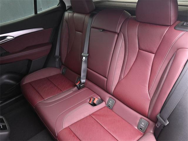 Photo of 2025 Iridescent White Tricoat Buick Envision