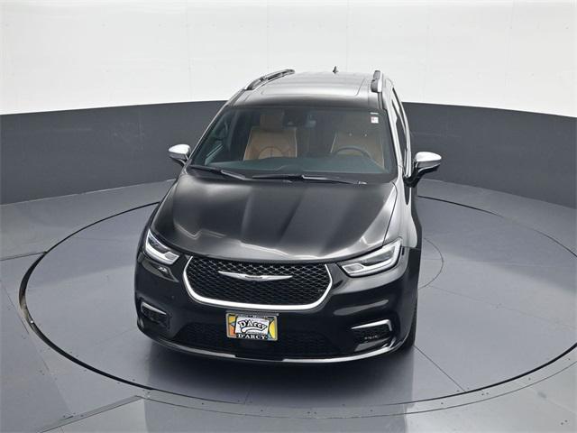 Photo of 2024 Diamond Black Crystal Pearlcoat Chrysler Pacifica