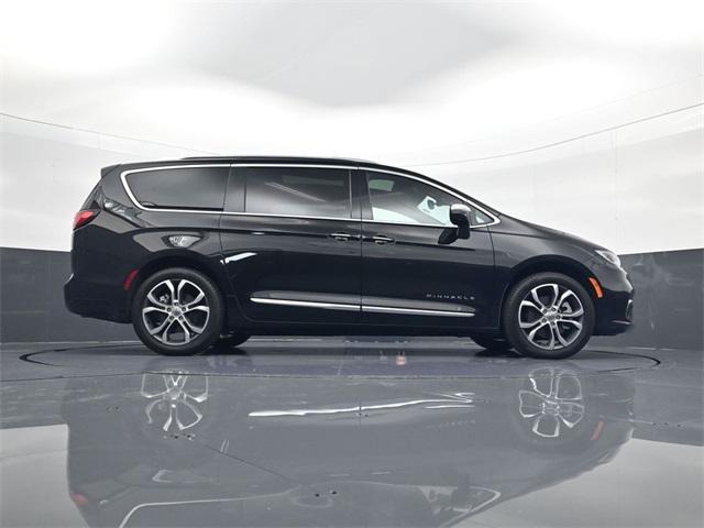 Photo of 2024 Diamond Black Crystal Pearlcoat Chrysler Pacifica