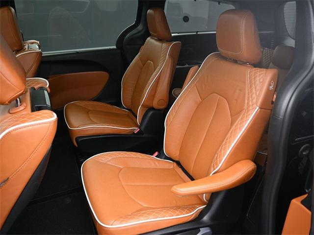 Photo of 2024 Diamond Black Crystal Pearlcoat Chrysler Pacifica