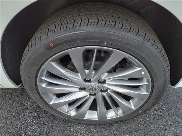 Photo of 2025 White Frost Tricoat Buick Envision