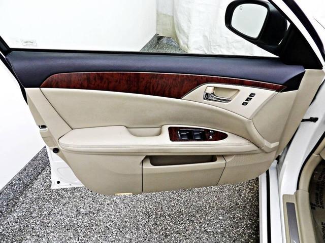 Photo of 2011 White Toyota Avalon