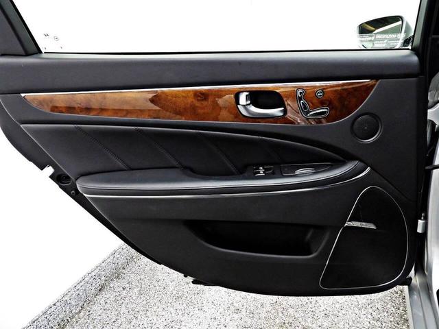 Photo of 2014 Silver Hyundai Equus