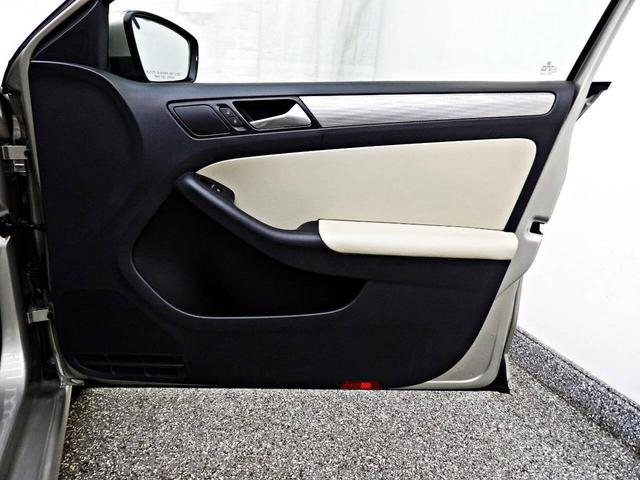 Photo of 2015 Tan Volkswagen Jetta
