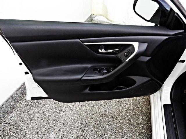 Photo of 2016 White Nissan Altima