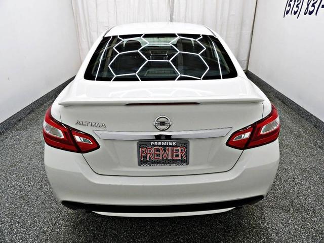 Photo of 2016 White Nissan Altima