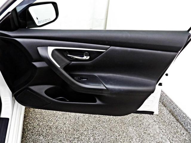 Photo of 2016 White Nissan Altima