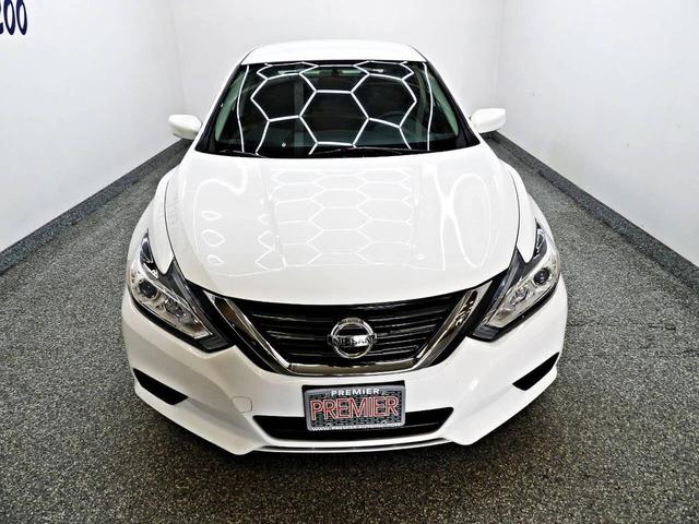 Photo of 2016 White Nissan Altima
