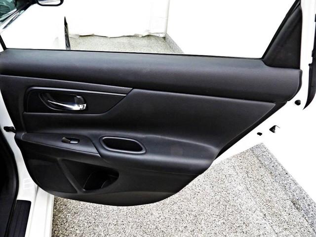 Photo of 2016 White Nissan Altima