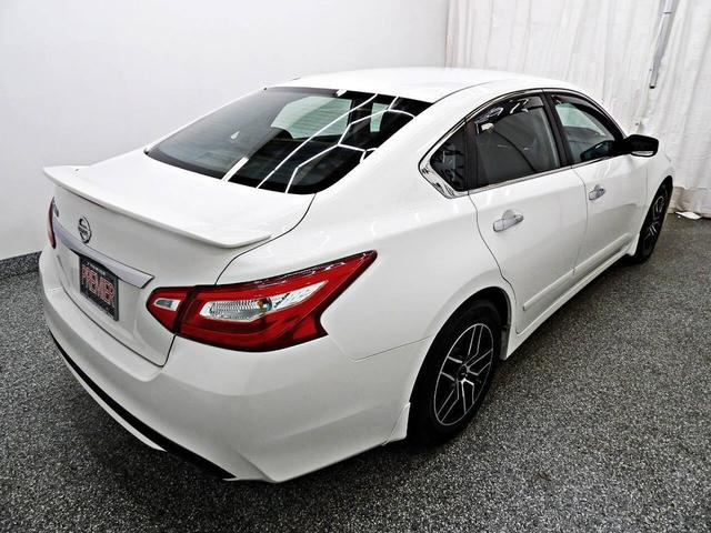 Photo of 2016 White Nissan Altima