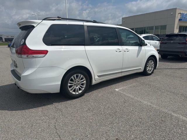 Photo of 2011 Super White Toyota Sienna