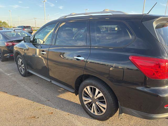 Photo of 2017 Magnetic Black Metallic Nissan Pathfinder