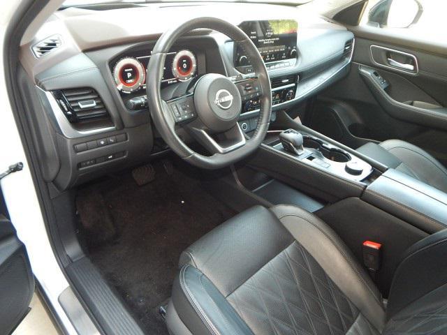 Photo of 2022 Pearl White Tricoat/Super Black Nissan Rogue