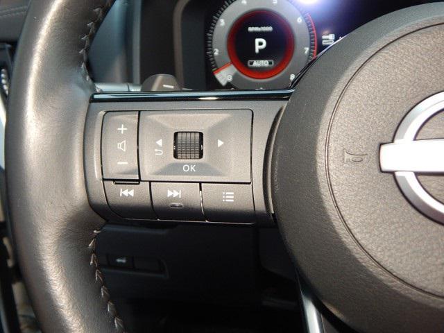 Photo of 2022 Pearl White Tricoat/Super Black Nissan Rogue