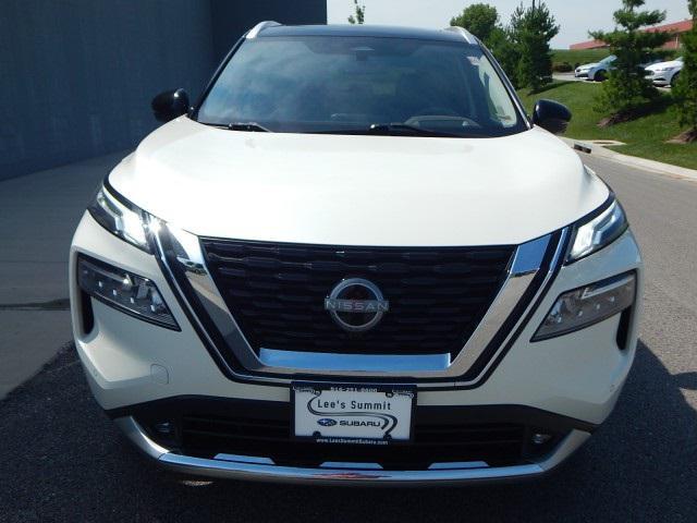 Photo of 2022 Pearl White Tricoat/Super Black Nissan Rogue