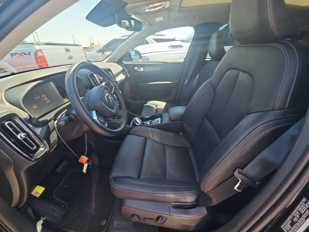 Photo of 2025 Onyx Black Volvo XC40