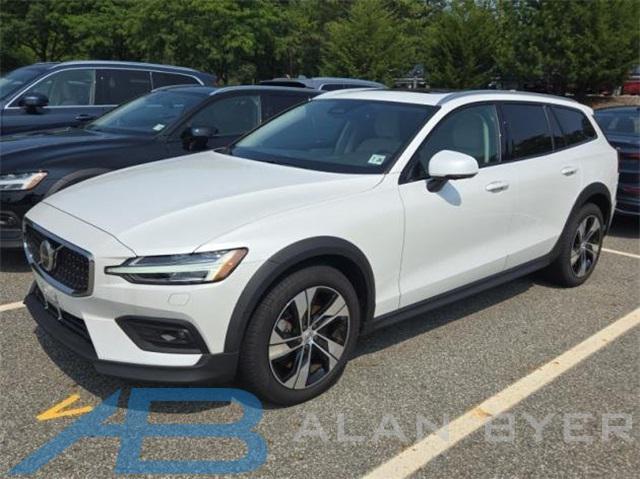 2023 Volvo V60 Cross Country