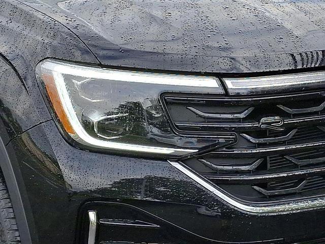 Photo of 2025 Deep Black Pearl Effect Volkswagen Atlas