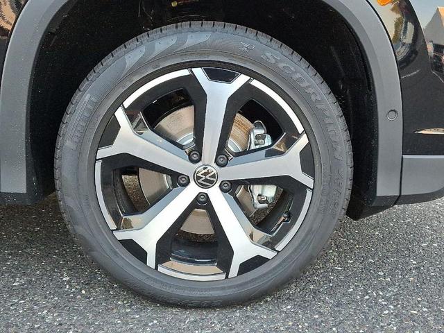 Photo of 2025 Deep Black Pearl Effect Volkswagen Tiguan