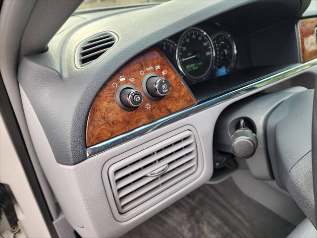 Photo of 2005 White Opal Buick LaCrosse