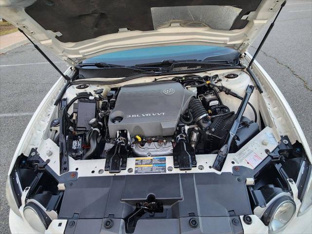 Photo of 2005 White Opal Buick LaCrosse