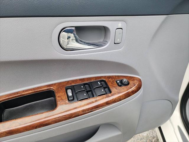 Photo of 2005 White Opal Buick LaCrosse