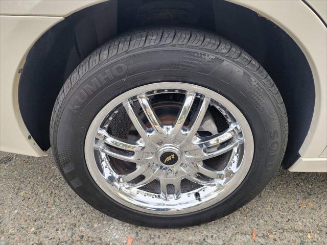 Photo of 2005 White Opal Buick LaCrosse