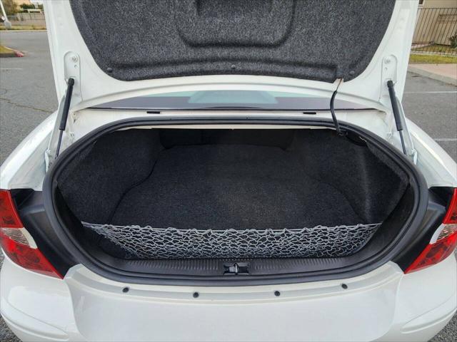 Photo of 2005 White Opal Buick LaCrosse