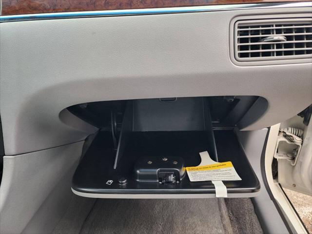 Photo of 2005 White Opal Buick LaCrosse