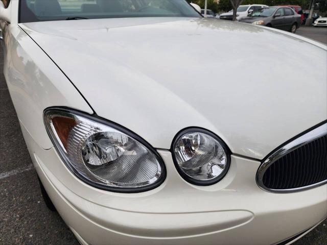 Photo of 2005 White Opal Buick LaCrosse