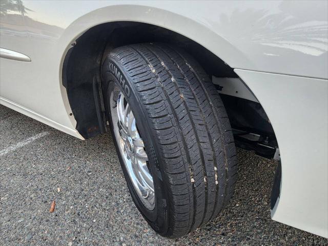 Photo of 2005 White Opal Buick LaCrosse