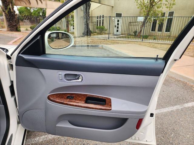 Photo of 2005 White Opal Buick LaCrosse