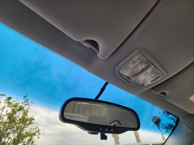 Photo of 2005 White Opal Buick LaCrosse