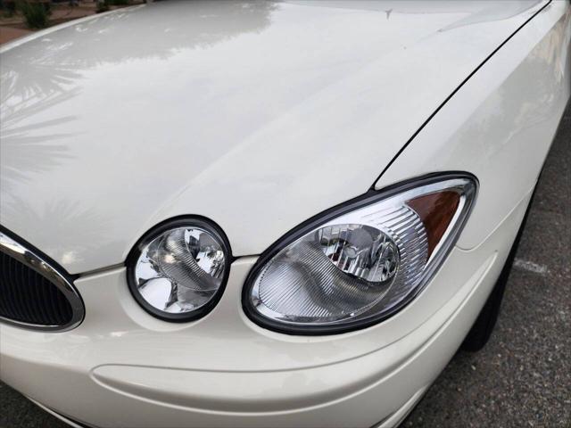 Photo of 2005 White Opal Buick LaCrosse