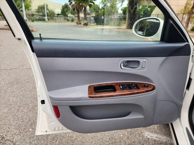 Photo of 2005 White Opal Buick LaCrosse