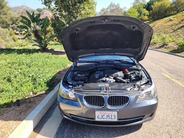 Photo of 2010 Gray BMW 535