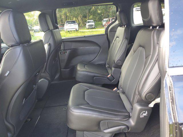 Photo of 2026 Diamond Black Crystal Pearlcoat Chrysler Pacifica