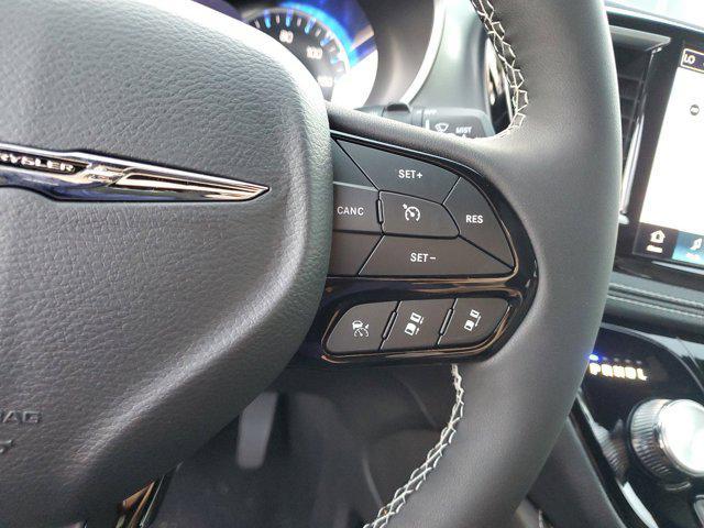 Photo of 2025 Ceramic Gray Clearcoat Chrysler Pacifica