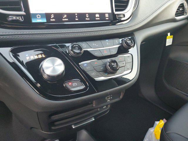 Photo of 2026 Bright White Clearcoat Chrysler Pacifica