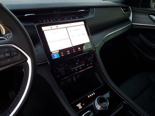 Photo of 2025 Diamond Black Crystal Pearlcoat Jeep Grand Cherokee