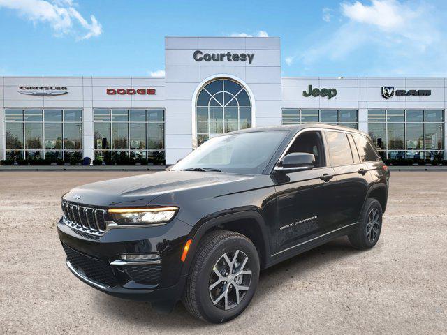 Photo of 2025 Diamond Black Crystal Pearlcoat Jeep Grand Cherokee