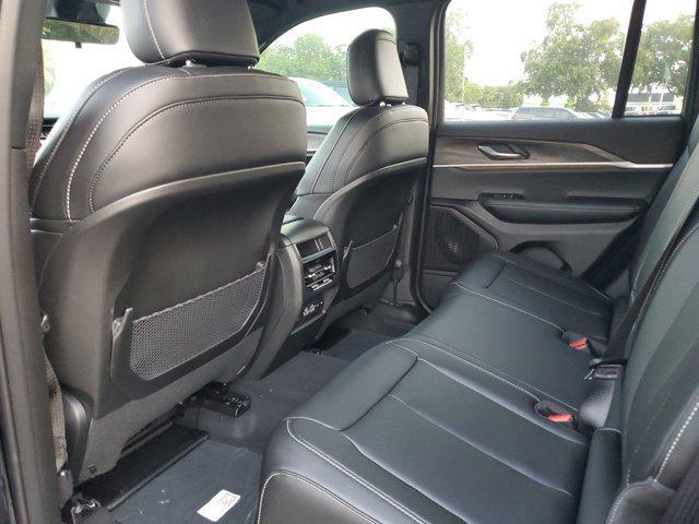 Photo of 2025 Diamond Black Crystal Pearlcoat Jeep Grand Cherokee