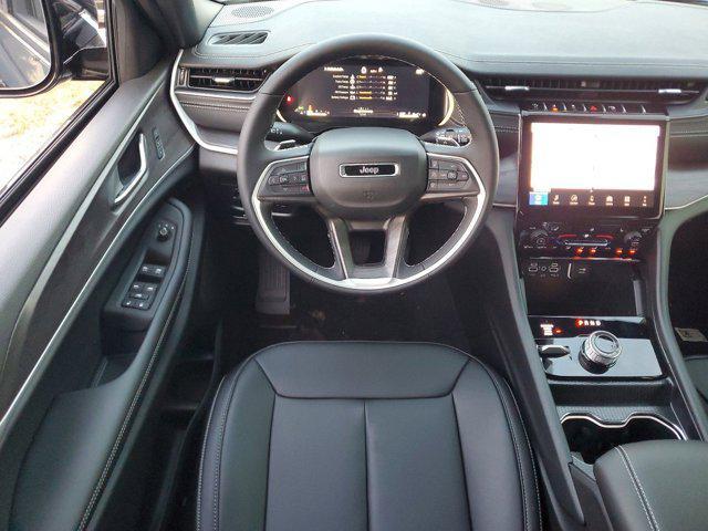 Photo of 2025 Diamond Black Crystal Pearlcoat Jeep Grand Cherokee