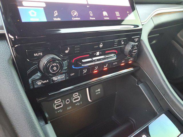 Photo of 2025 Diamond Black Crystal Pearlcoat Jeep Grand Cherokee