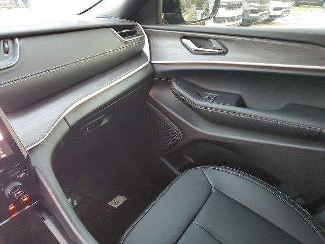 Photo of 2025 Diamond Black Crystal Pearlcoat Jeep Grand Cherokee
