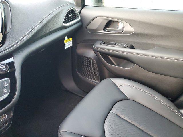 Photo of 2025 Fathom Blue Pearlcoat Chrysler Pacifica