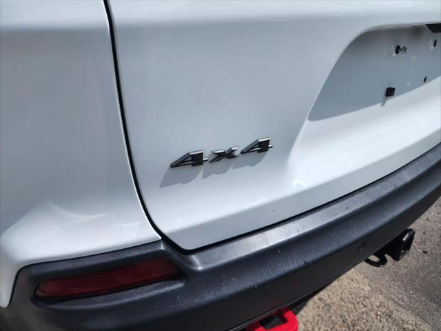 Photo of 2019 White Jeep Cherokee