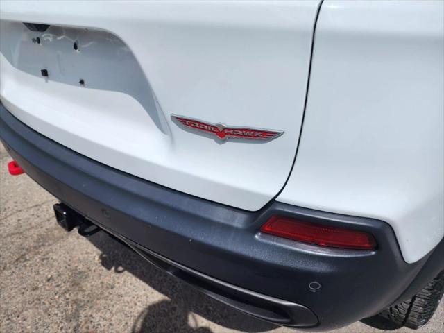 Photo of 2019 White Jeep Cherokee