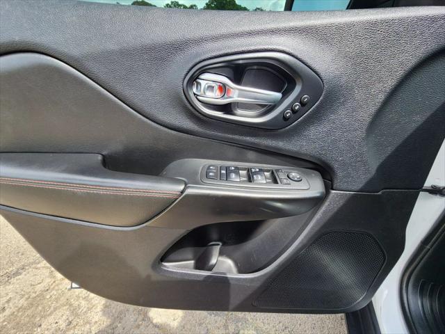 Photo of 2019 White Jeep Cherokee