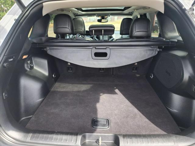 Photo of 2019 White Jeep Cherokee